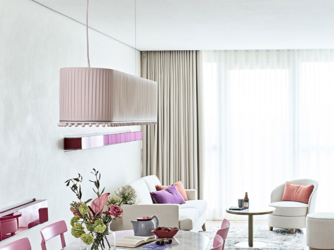 Dettaglio della sospensione plissettata rosa nella zona pranzo